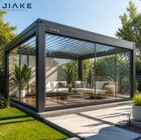 Pergola motorisée en aluminium à lames orientables avec lames en verre transparent et toit à capteur pluie-vent pour véranda ou patio ensoleillé