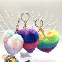 Porte-clés en fourrure personnalisé en forme de cœur moelleux, couleur arc-en-ciel, forme de cœur, mignon, porte-clés personnalisé en fausse fourrure de renard, pompon arc-en-ciel