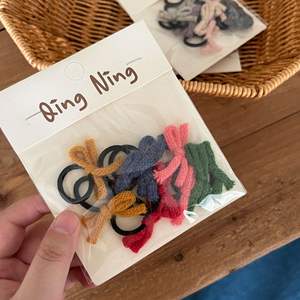 Set di 10 Mini Elastici per Capelli con Fiocco in Filato Colorato, Carini per Codini da Bambina - Product Image 3