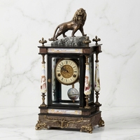 Horloge de table/étagère/manteau de cheminée en porcelaine imitation antique, style français vintage, avec un lion roi sur un bel ensemble de colonnes en marbre