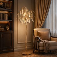 Lampe sur pied contemporaine créative en laiton avec branches et cristaux colorés, idéale pour salon de villa française de luxe ou hôtel.