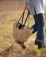 Sac de plage en paille de feuilles de palmier marocaines tissé à la main, style minimoroccolisme, avec poignées en cuir noir, fermeture éclair et bandoulière