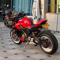 Ducati Street Fighter V4S, moteur V quatre temps refroidi par eau, avec échappement spécifique pour la piste, essence.