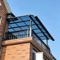 Couverture de terrasse en aluminium avec toit en polycarbonate transparent, design minimaliste, vue sur la ville, résistant aux UV, imperméable et antirouille