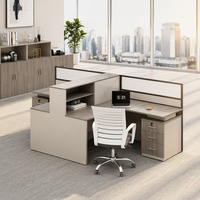 Poste de travail modulaire en L pour 6 personnes, avec cloison de bureau et armoire à tiroirs, idéal pour les bureaux ouverts et les postes informatiques.