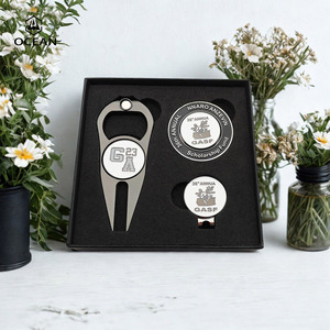 Coffret Cadeau Golf Événementiel Haut <span class=keywords><strong>de</strong></span> Gamme Personnalisé : Outil <span class=keywords><strong>de</strong></span> Réparation <span class=keywords><strong>de</strong></span> Divots <span class=keywords><strong>de</strong></span> Golf, Marqueur <span class=keywords><strong>de</strong></span> Balle, Jeton <span class=keywords><strong>de</strong></span> Golf en Métal et Clip <span class=keywords><strong>de</strong></span> Chapeau - Product Image 1