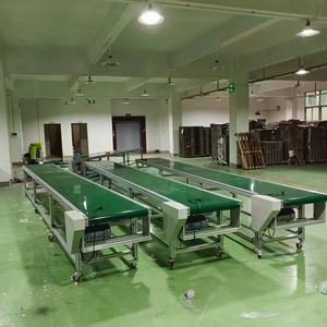 ناقل حزام مائل عمودي أخضر مخصص من كلوريد البولي فينيل في صناعة الأغذية والمشروبات - Product Image 4