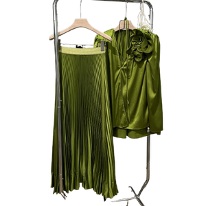 Conjunto de ropa informal para mujer, <span class=keywords><strong>hombreras</strong></span> de satén de dos piezas, broche de flor grande, <span class=keywords><strong>blusa</strong></span>, falda larga plisada, traje sólido - Product Image 1