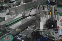 Machine de remplissage, de bouchage et d'étiquetage entièrement automatique avec moteur pour la production de produits chimiques quotidiens et de détergents pour lessive