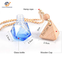 Vente en gros Offre Spéciale flacons de parfum de voiture suspendus en verre dépoli transparent de 5ml 8ml 10ml avec bouchon en bois pour désodorisant d'aromathérapie