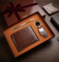 Coffrets Cadeaux en Acier Inoxydable en Gros pour Hommes – Articles Tendance Incluant Bracelets, Portefeuille, Montre, Lunettes de Soleil, Stylo, Porte-clés et Soie