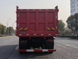 Camion benne basculante 8x4 12 roues pour le transport de boues urbaines et l'élimination des déchets de construction - Product Image 2