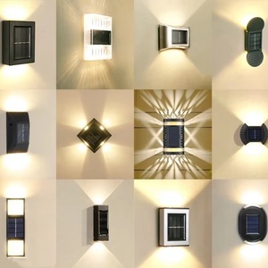 Lámpara de Pared Solar LED Impermeable con 2 Años de Garantía, Diseño Abstracto para Decoración de Jardín/Patio Exterior, Iluminación Superior/Inferior - Product Image 1