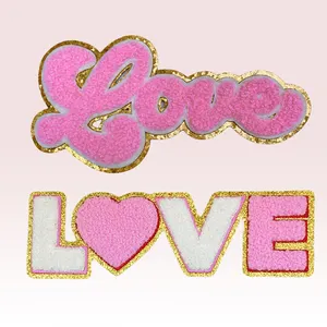 Toppe di paillettes personalizzate di alta qualità alla moda con lettere colorate cuore LOVE Iron toppa con Glitter in ciniglia di San Valentino per abbigliamento