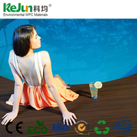 Planches de terrasse en composite bois-plastique de 100 mm de largeur et 25 mm d'épaisseur avec trous carrés, offre en stock, vente en gros