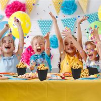 Boîte en papier kraft personnalisée noire pour pop-corn de poulet, avec bord festonné et ouverture supérieure, idéale pour les fêtes