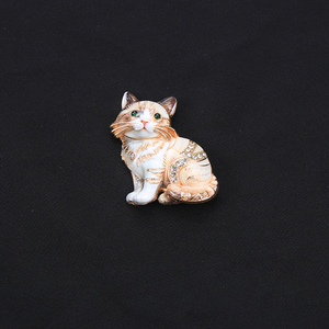 Broche de cristal vintage con diseño de gato rayado, insignia de animal esmaltada de gato Ragdoll con traje naranja, accesorio para bufanda - Product Image 2