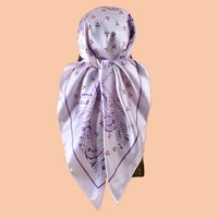 Écharpe carrée personnalisée avec logo 90x90cm - Imprimé bleu paisley et cerise rouge, impression sérigraphique sur satin polyester brillant