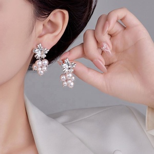 Pendientes de Botón Geométricos de Moda de Manta Rose, Circonita, Cobre Chapado en Oro, Diseño de Borla de Perlas de Imitación, Regalo para Mujer - Product Image 2