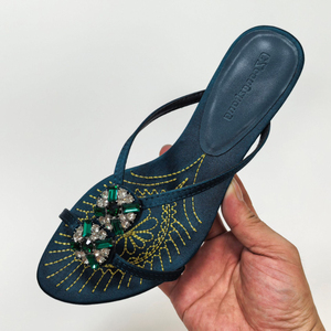 Sandalias de tacón <span class=keywords><strong>bajo</strong></span> tipo mule de satén azul pavo real con adornos de diamantes de imitación esmeralda y detalles dorados para mujer, ideales para banquetes. - Product Image 1