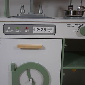 Cocina de juguete de madera para niños pequeños con accesorios de grifo - Product Image 3