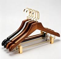 Cintre en bois massif de luxe avec crochet doré et encoches antidérapantes, idéal pour la maison et l'hôtel, personnalisable avec logo, en hêtre avec pince lotus