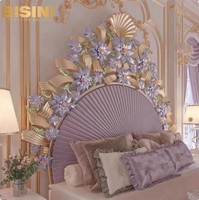Ensemble de lit de luxe Princesse Lilas Français avec tête de lit capitonnée et motifs floraux délicats violet clair, mobilier de lit pour suites nuptiales