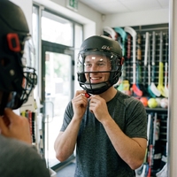 Masque de hockey sur gazon avec visière transparente et cage en acier, sangle de tête réglable, mousse à double densité, logo personnalisé