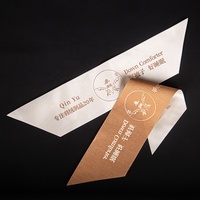 Étiquettes tissées en satin imprimé de luxe en forme de triangle, logo de marque personnalisé, à coudre sur les tissus pour couettes, édredons et literie.