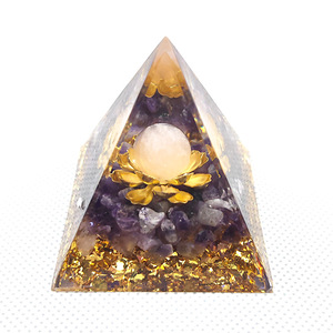 Pyramide en résine époxy cristalline, décoration artisanale miniature pour la maison, avec améthyste et feuille d'or, motif lotus - Product Image 3