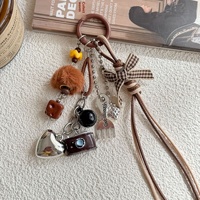Pendentif porte-clés appareil photo style Miu rétro avec nœud papillon et pompon, en résine plastique tressée à la main, accessoire de bagage personnalisé, vente en gros