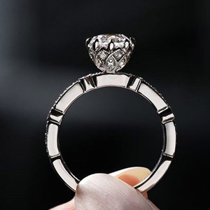 Anello da donna con taglio rotondo, tono argento, con pietre scintillanti, gioiello alla moda da indossare sul dito - Product Image 4