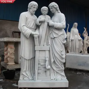 手彫りの白い大理石の聖なる家族の像
