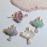 Pendentif en pierre naturelle motif étoiles et nuages, design tendance, niche, luxe léger haut de gamme, plaqué or fer.