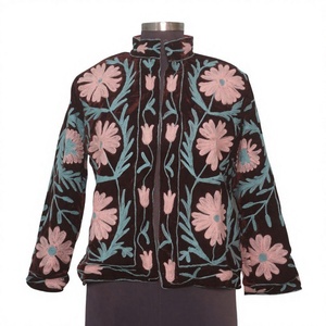 Veste matelassée Suzani brodée à la main pour femmes, en coton indien écologique, séchage rapide, style bohème régulier, motif floral - Product Image 1