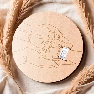 Plaque en bois gravée au laser avec empreinte de main de nouveau-né, souvenir de bébé rond, cadeau de collection, design moderne et simple - Product Image 1