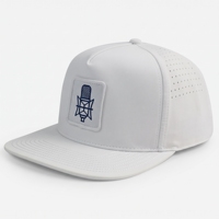 Casquette de baseball respirante à perforations découpées au laser avec patch tissé bleu marine, visière plate, ajustable, blanche, haute performance