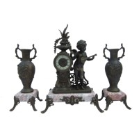 Ensemble d'horloges en laiton de style antique français, 3 pièces, avec horloge mécanique en laiton moulé à l'image d'un chérubin jouant de la guitare et urnes