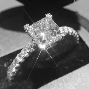 Anello di Fidanzamento Q757 per Donna con Diamante Taglio Radiant, Diamante Naturale Stile Classico con Diamanti Laterali - Product Image 3