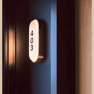 Plaque de porte LED étanche moderne, numéro d'adresse lumineux pour appartement et immeuble commercial - Product Image 5