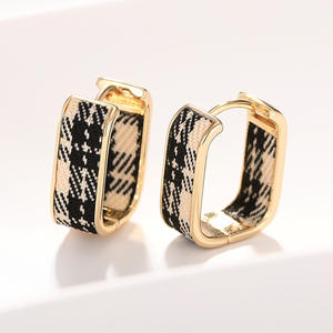 Orecchini a Cerchio E4541 Giallo Chiaro a Quadretti Placcati in Oro 22k Classici da Donna per Uso Quotidiano - Product Image 3