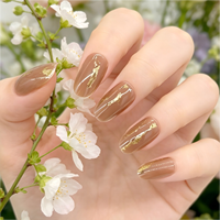 Ongles press-on élégants couleur nude brun avec feuille d'or, forme amande moyenne, couvrance totale, réutilisables