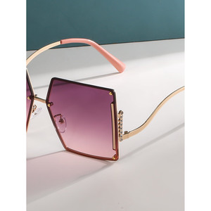 Gafas de sol elegantes con montura cuadrada y tachuelas - Product Image 6