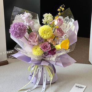 Papier d'emballage cadeau imperméable et tendance pour bouquets, avec bordure en dentelle aux couleurs vives, idéal pour les fleuristes et l'emballage floral. - Product Image 4