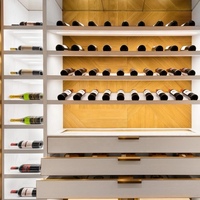 Cave à vin traditionnelle en bois massif écologique sur mesure avec vitrine pour bar à domicile et salon