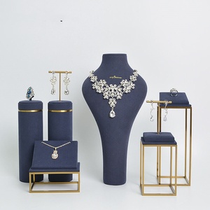 Vente en gros d'accessoires de présentation de bijoux de luxe JINSKY support en métal haut de gamme présentoir de collier buste de collier - Product Image 6