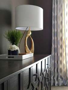 Lampe de table <span class=keywords><strong>Cannes</strong></span>-Bague ouverte sculpturale en or brossé, abat-jour de tambour en lin, lumière d'accent abstraite pour salon ou chambre à coucher - Product Image 3