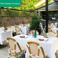 Ensemble table et chaises d'extérieur en rotin tressé de style français avec structure en aluminium, imperméable et résistant au soleil, mobile pour les zones de loisirs et cafés
