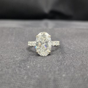 Anillo de Platino de Lujo para Mujer con Detalles de Diamantes, Diseño Contemporáneo y Elegante, Opción de Joyería Perfecta para Compromiso o Aniversario - Product Image 1