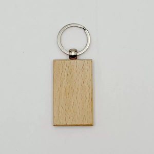 Porte-clés en bois de hêtre gravés personnalisés en gros pour cadeaux de mariage DIY, diverses formes, écologiques et durables - Product Image 3